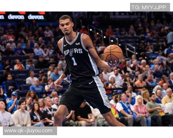 奥拉朱旺称赞文班独特投篮技巧难以防守旋转多样性令人惊叹 奥拉朱旺称赞文班独特投篮技巧难以防守旋转多样性令人惊叹