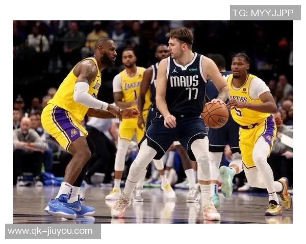 德隆谈东契奇与詹姆斯关系不佳未扶摔倒事件引发热议